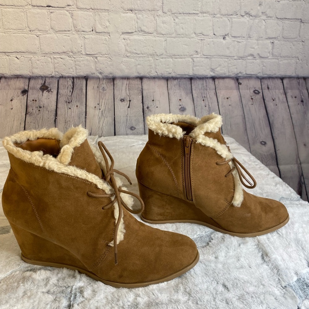 Dol Etta brown fur lined wedge boot in a warm brown. Size 10